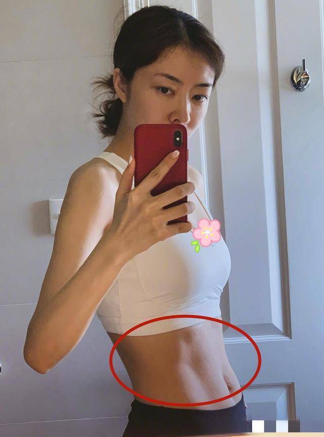 腹肌|40岁熊黛林晒素颜照超惊艳，有6块腹肌不像两女之母