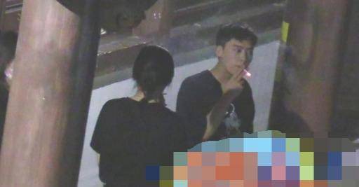 明星吸烟行为有错吗？李易峰吸烟美女点火，弹