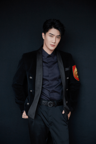 王尊受邀中国长春电影节 丝绒西装穿出超模范|王尊受邀中国长春电影节 丝绒西装穿出超模范