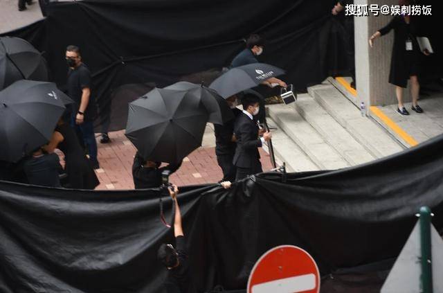陈木胜家属希望低调出殡，儿子手捧父亲遗照，