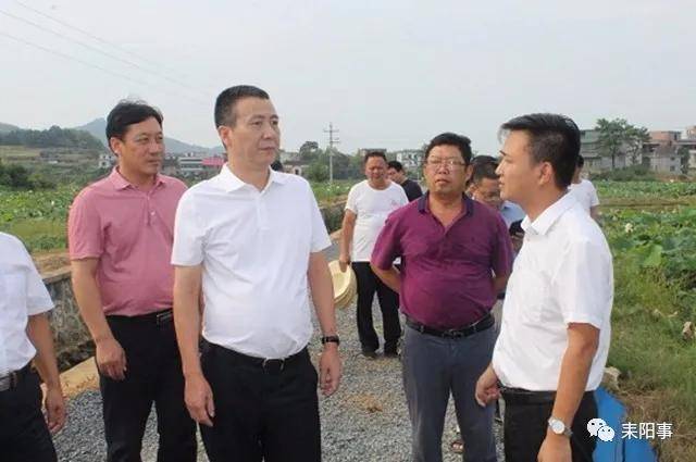 耒阳市长吴旭东在马形村"围圈"听民声 灯下察民情