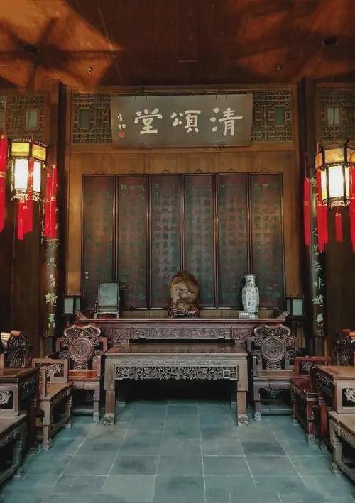 用的又是中式传统家具里唯一一套组合式家具,可见中堂在中国家庭的