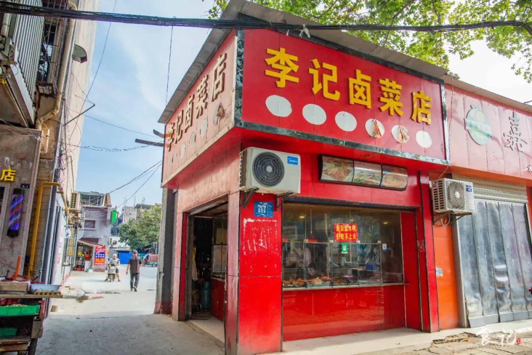 29年这家卤菜店凭一只南京盐水鸭从小推车火成了排队传奇
