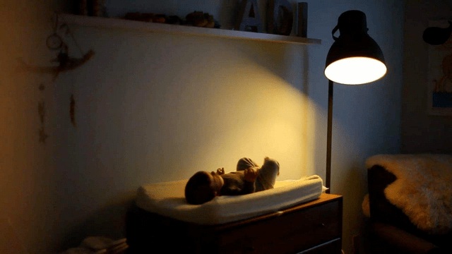 宝宝|不愿意自己躺，后悔生小孩了，我该怎么办？宝宝要一直躺着