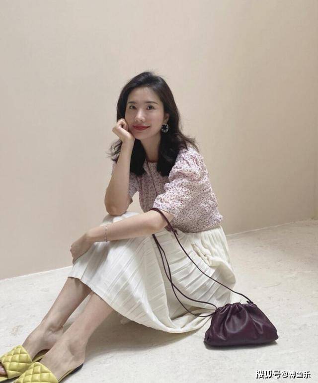 性感|董花花张大奕穿搭大pk,素雅和性感,两人自夸方式大不同!