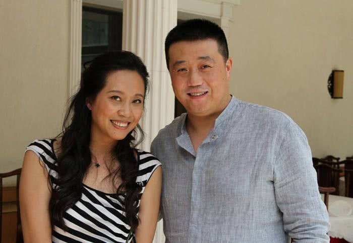 她曾5登央视春晚,事业巅峰因丈夫离世"退圈",今二婚再获幸福_黑妹