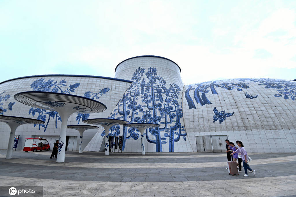 世界最大青花瓷建筑群 由4万5千块瓷板8种图案构成