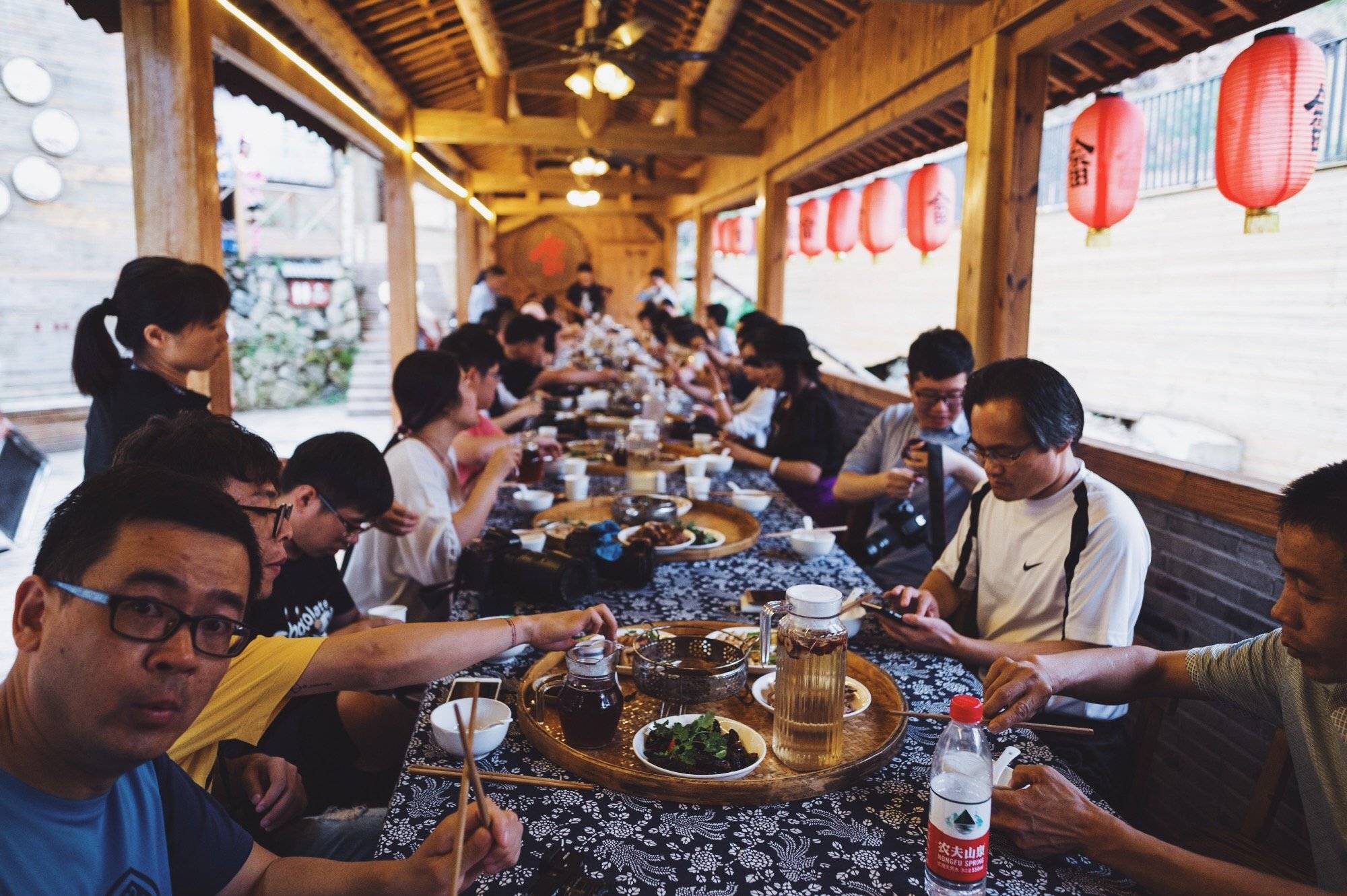 之前生活条件没那么好,也仅仅在节日,婚嫁等重要日子时举办长桌宴