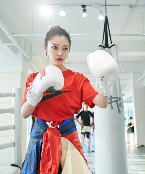 服装|宋轶运动还要化妆,是对自己颜值多不自信?网友称是摆拍效果