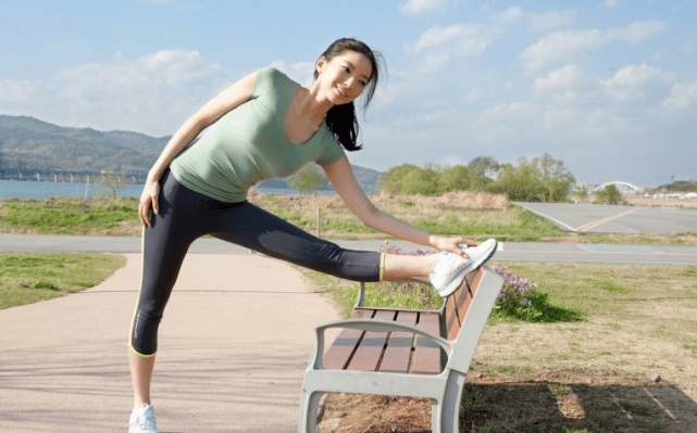 手脚|体内有癌,手脚先知,当手脚出现这些变化,说明肝已经病得不轻