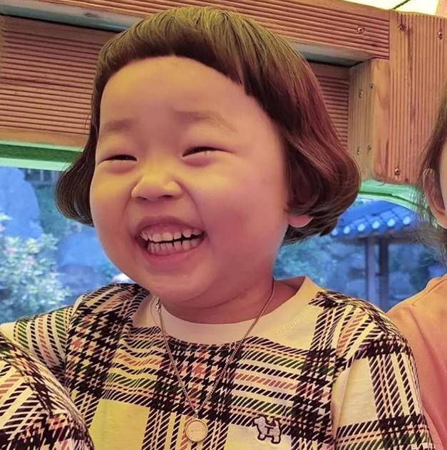 惠珠|太上头了!5岁女孩活成了"土味大妈",每一帧表情都超治愈