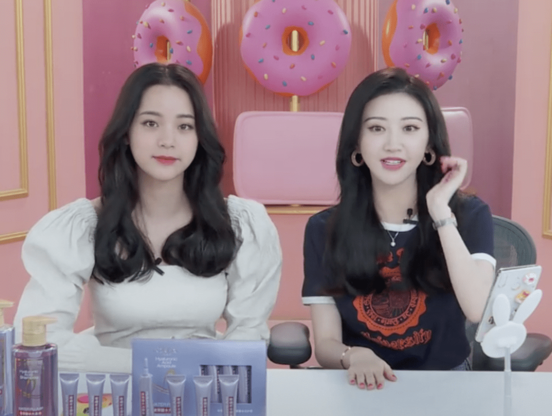 皮相|景甜在直播间美出新高度，张天爱却原形毕露、无力回天，美貌厮杀太残酷