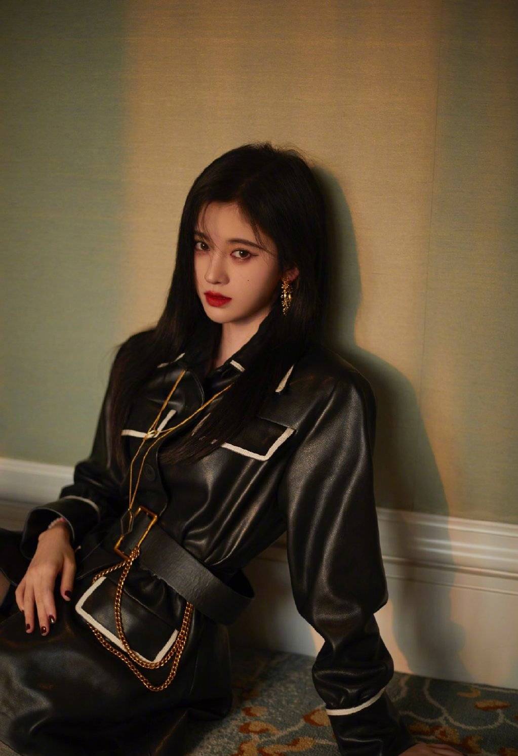 皮质|终于不走甜美风了，鞠婧祎穿黑色皮质衬衫现身，美得高级又惊艳