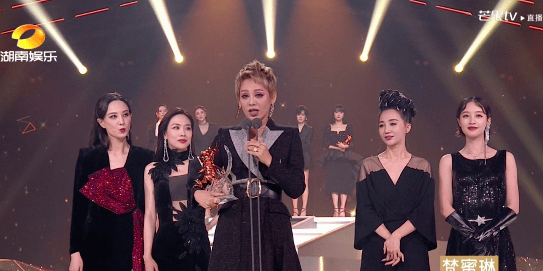 皮相|景甜在直播间美出新高度，张天爱却原形毕露、无力回天，美貌厮杀太残酷