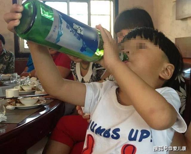 肝脏|一死一肝脏尽毁！奉劝家长别作死，出事了后悔都来不及俩小孩喝这个