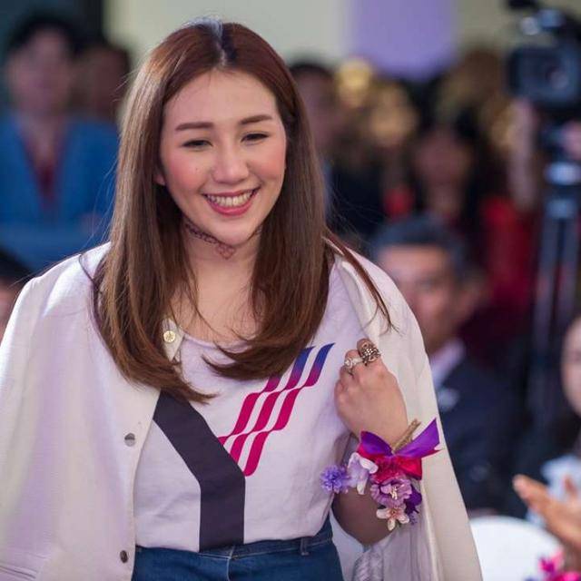 大妈|赌王千金晒女儿正脸照，穿灰T像大妈，还被嘲长得不如60岁的妈