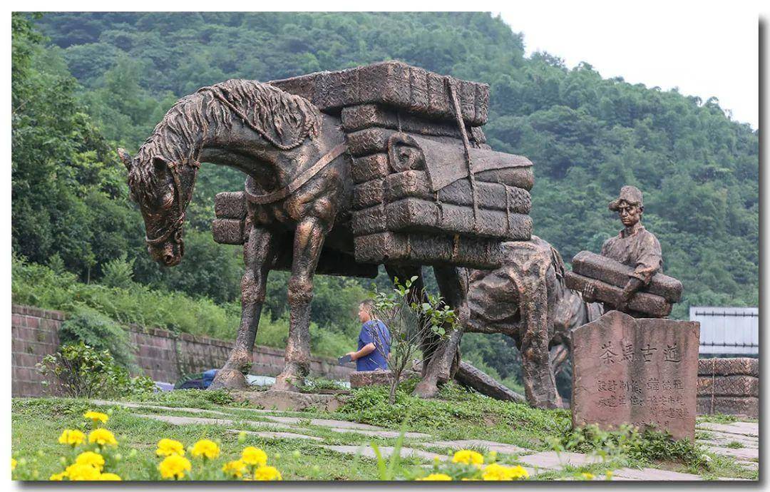 藏区纪实川藏线上的两组茶马古道雕塑