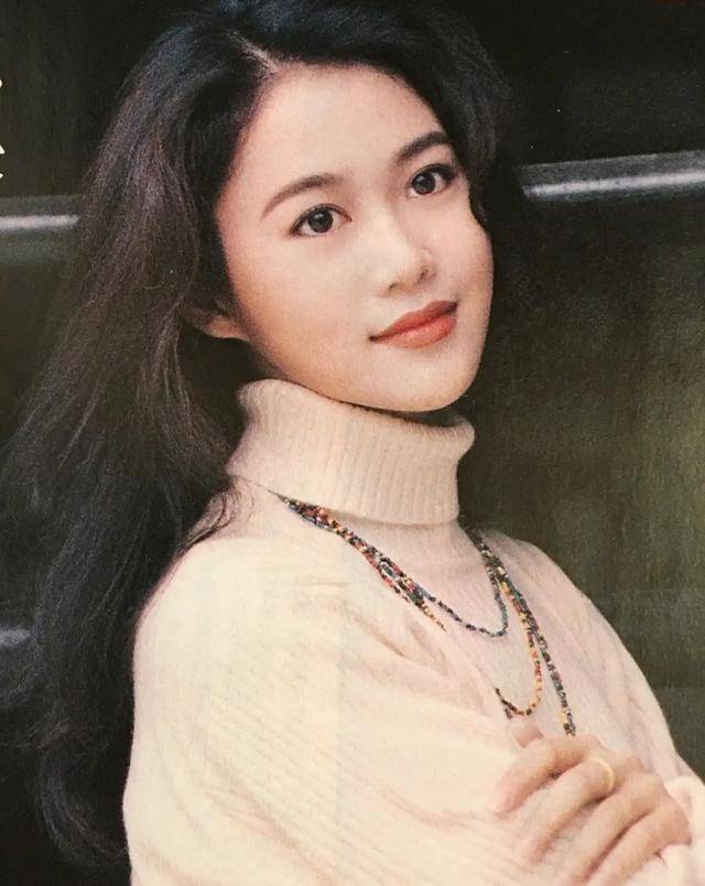 太惊艳了谁说高鼻梁才出美女塌鼻梁港姐梁小冰美出新高度