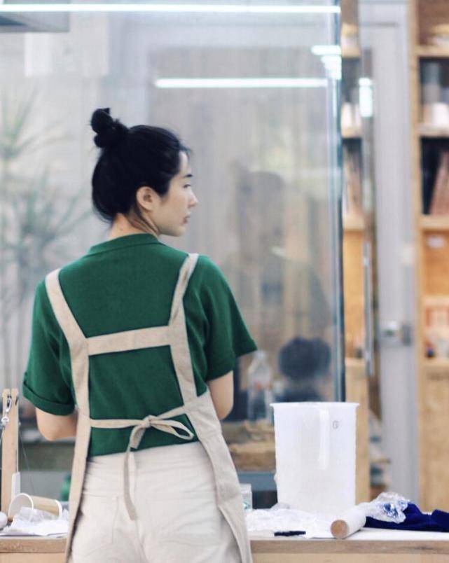 小动作|张大奕四个小动作，秒变大长腿，董花花做陶艺，一副岁月静好模样