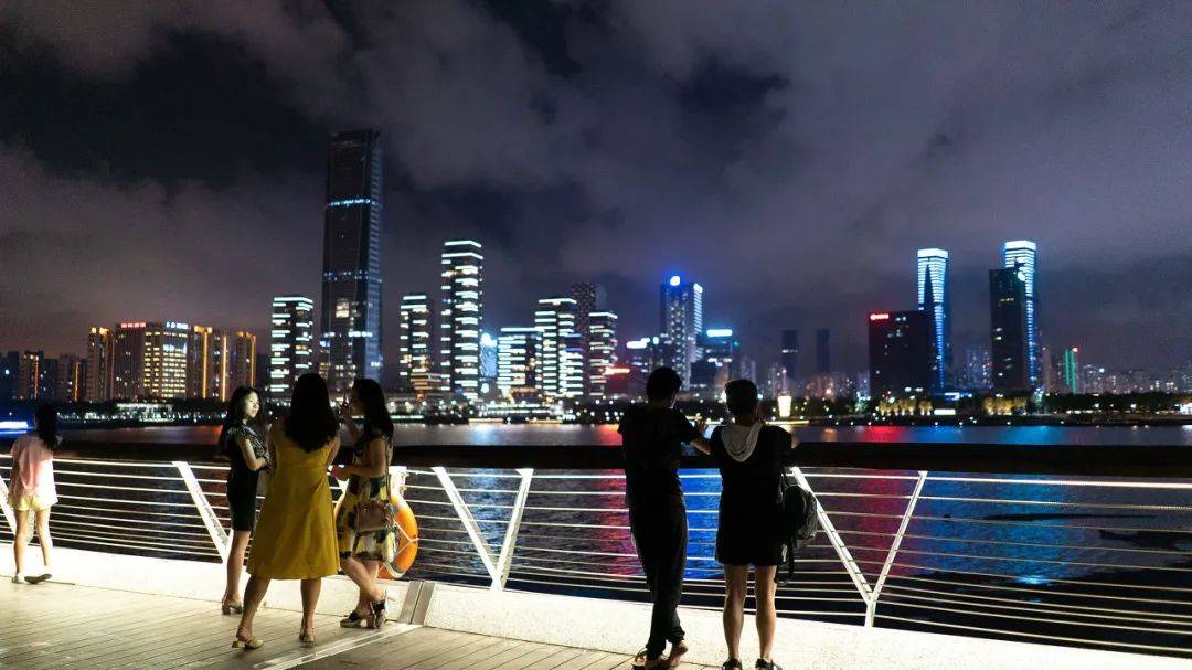 几乎与郑大一附院异军突起同一时期,千里之外的深圳从 2009 年开始,在