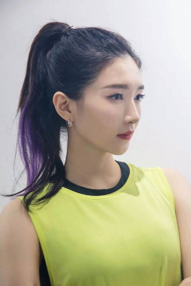 发型|挂耳染发型你尝试了吗？女星们纷纷挑战，减龄感十足有“女团味”