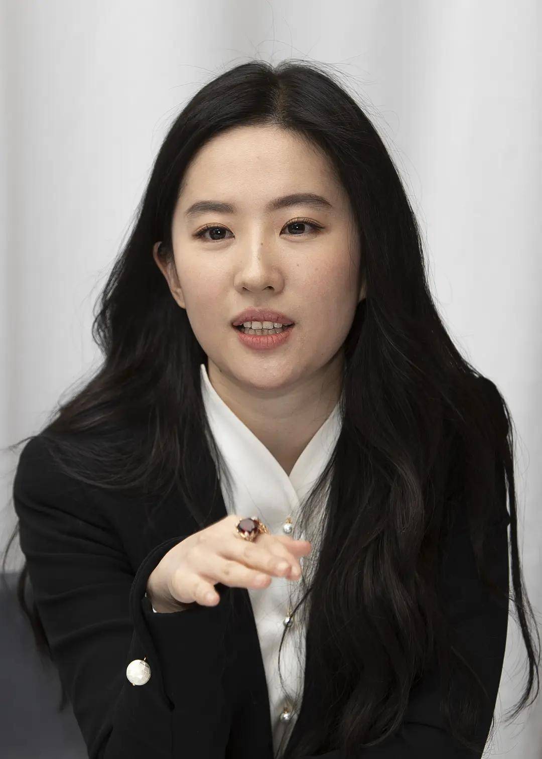 花木兰|刘亦菲为《花木兰》拍摄的生图曝光，神仙姐姐也抵不住一胖毁所有