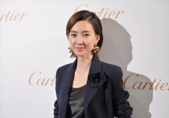 西装|王丽坤一身职场装出席活动，短发造型太显老，看着像40岁？