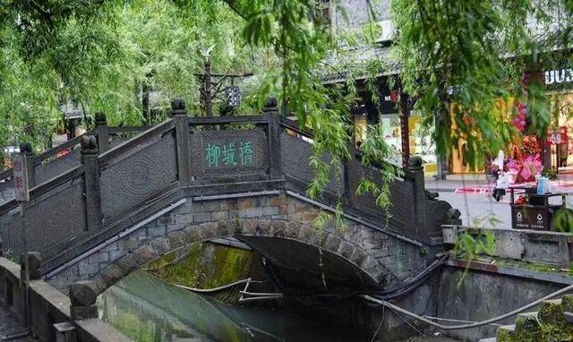 给都江堰,一个被偏爱的理由_美食街