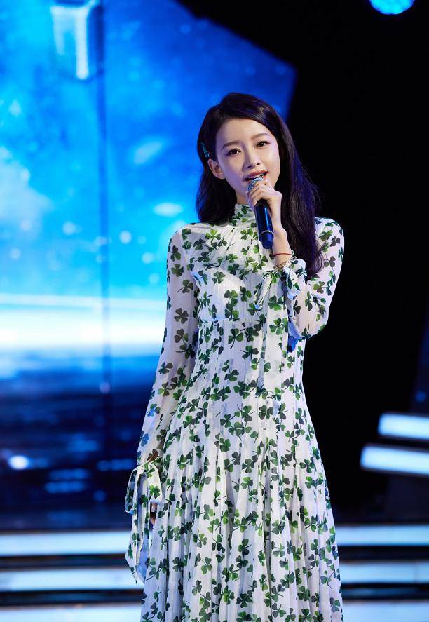 造型|杨幂穿它都“翻车”？其实印花没这么难驾驭，3招教你穿出时尚感