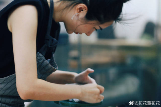 小动作|张大奕四个小动作，秒变大长腿，董花花做陶艺，一副岁月静好模样