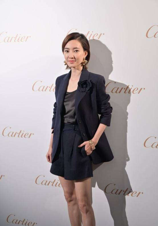西装|王丽坤一身职场装出席活动，短发造型太显老，看着像40岁？