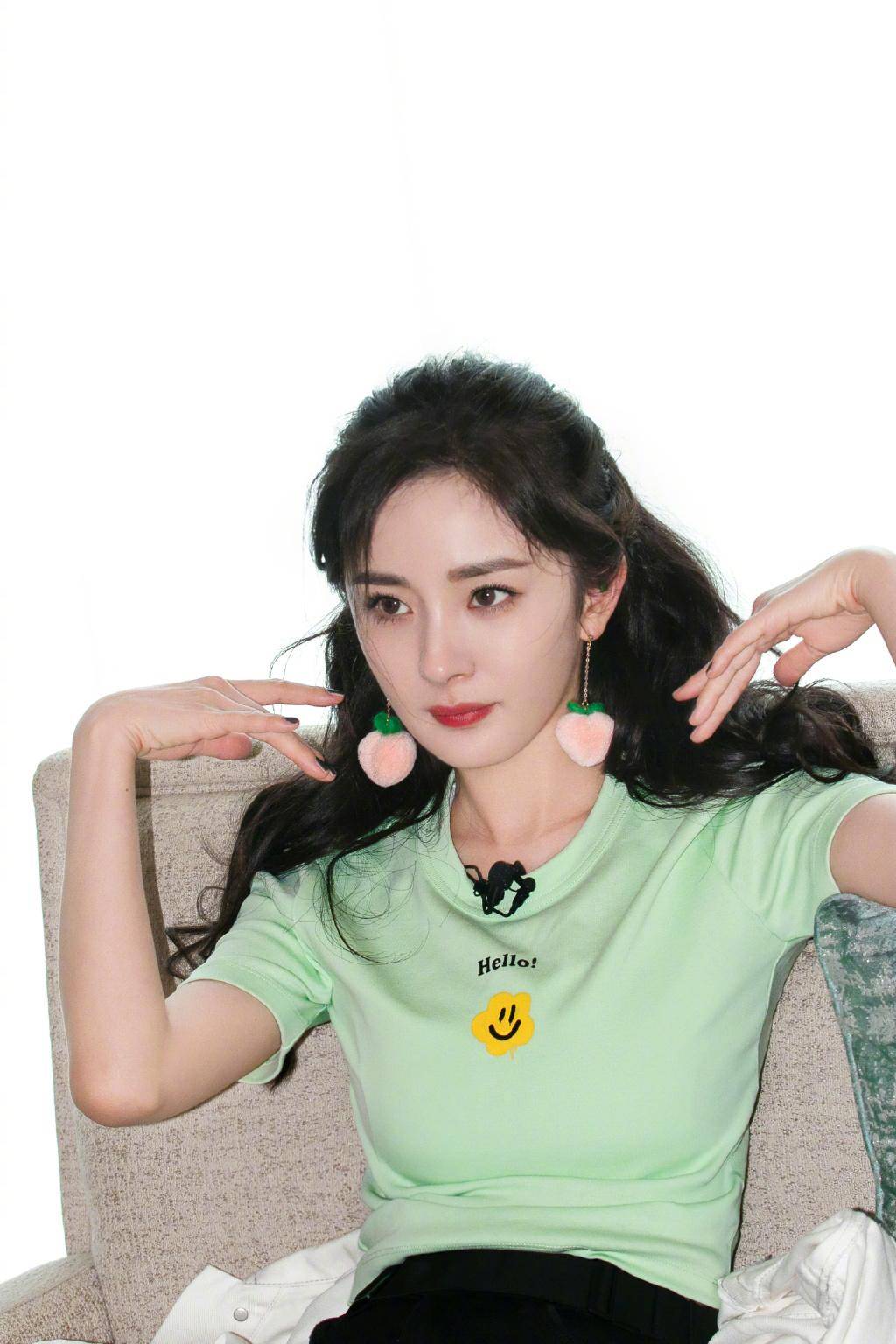 杨幂狐狸眼超抢镜t恤搭蜜桃耳环清新可爱腰部曲线真养眼