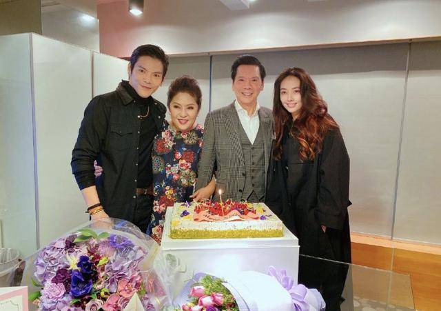 郭爸|原创向佐晒照庆祝结婚一周年，笑容幸福，力证与郭碧婷恩爱如初