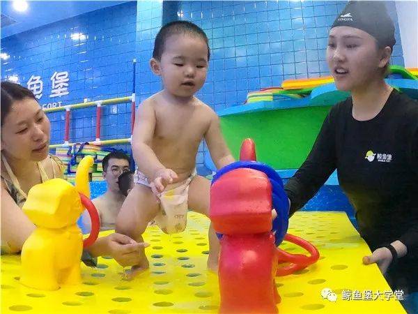 亲子|还在考虑要不要带孩子参与亲子游泳运动？