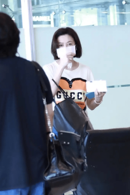 气质|57岁关之琳罕见露面,穿T恤配阔腿裤气质清秀,梳波波头更减龄