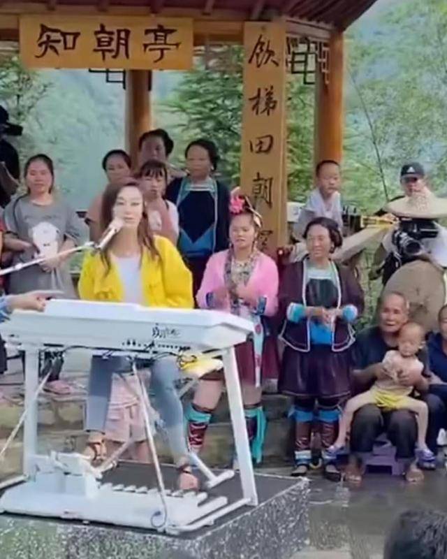 王小海王小玮最新演出视频 187c6a05360b4a23834f2e122f664d6e.jpeg