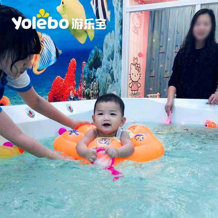 孩子|婴儿游泳池中游泳预防宝宝生病换季时节