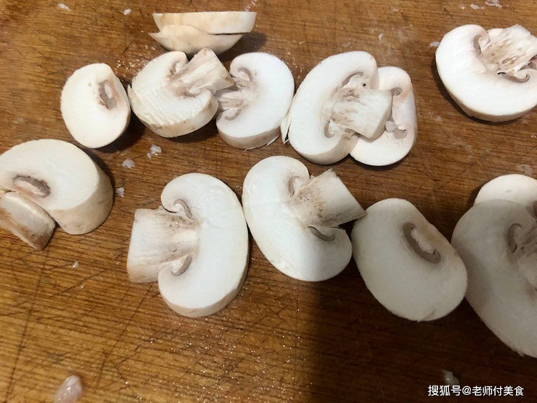 五花肉|一口咬下去，迟迟不忍咽下，回味无穷这样炒的口蘑真的是太香了