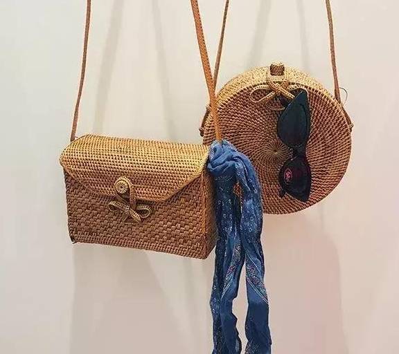 度假|别买PVC透明包了，今年流行“草编包”！