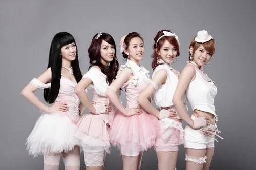当红偶像被拍“车咚”女演员，强凹单身人设，