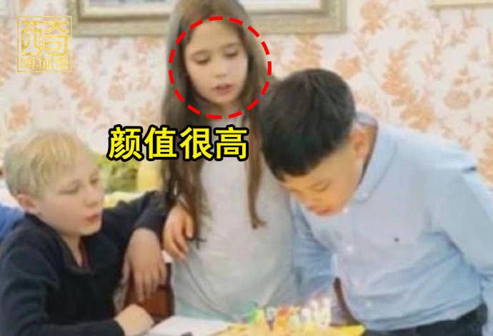 拉米|原创15岁泰王小儿子出行排场大，保镖跪行跟随，女友相伴在侧