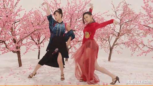 原创By2是怎么从一线女团混成18线网红的，旗袍都能穿出一股风尘味来