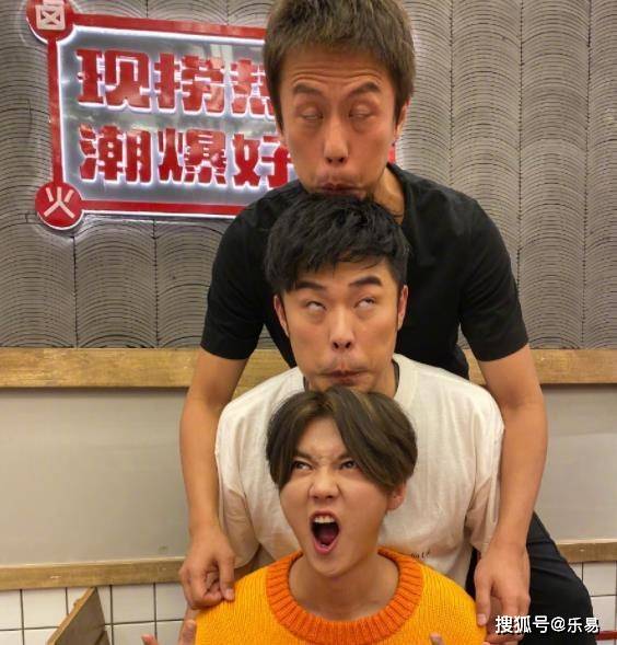 
邓超录节目情况简陋 鹿晗脱离“韩式盛饰”变化大 陈赫又白又胖“熊猫体育公司”(图11)