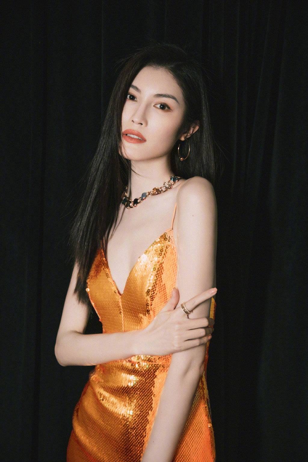 气质|何穗真是个时髦精，穿V领花朵针织衣大方明媚，女神范儿十足