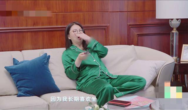李湘王岳伦风波后秀恩爱,当众玩亲亲