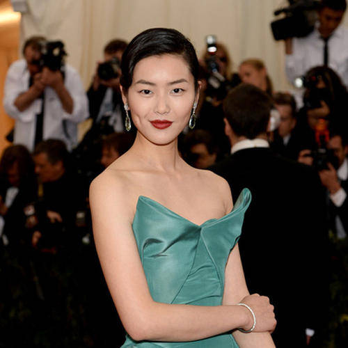 袁姗姗|Lisa没有刘海像变了一个人？辛芷蕾袁姗姗换发型更是堪比整容