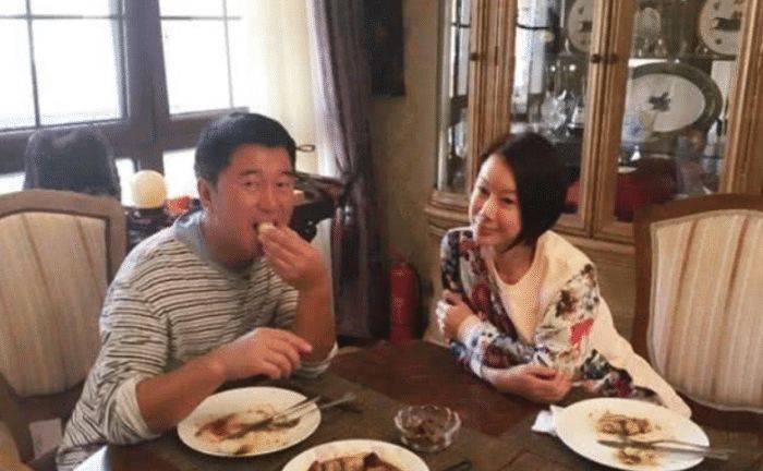 与妻子双双入狱,从巨星沦为路人,如今满头华发走穴为生