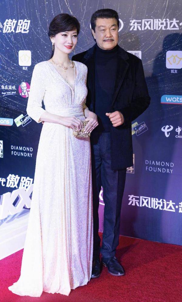 女性|赵雅芝奔七了也不服老，一袭白色纱裙秀“3D身材”，曲线感真强