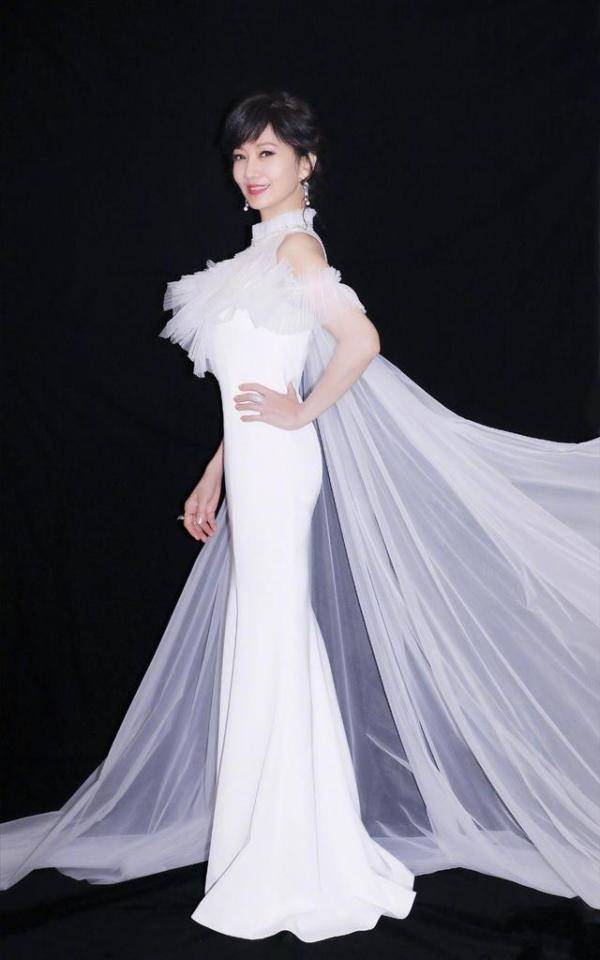 女性|赵雅芝奔七了也不服老，一袭白色纱裙秀“3D身材”，曲线感真强