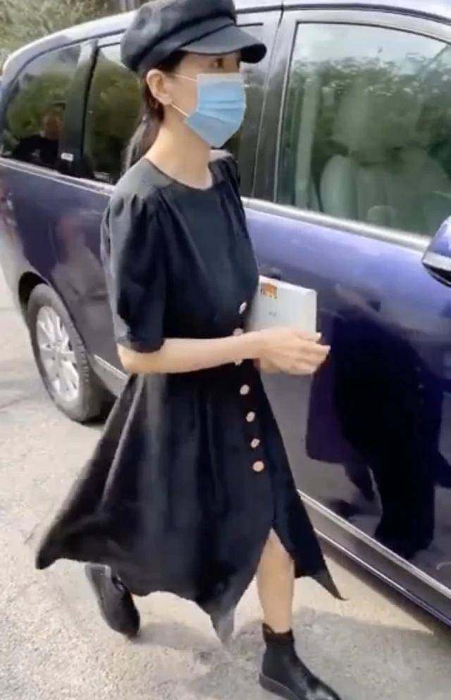 效果|高圆圆现身朗读会，戴报童帽脸变圆润，生图脸颊下垂却挡不住美貌